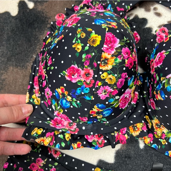 Hot Topic Pin-up Ruffled Swimsuit - Picture 11 of 12